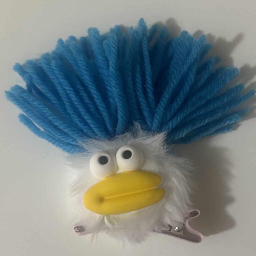 青い毛糸の髪が特徴的なモケモケモンスターヘアクリップ